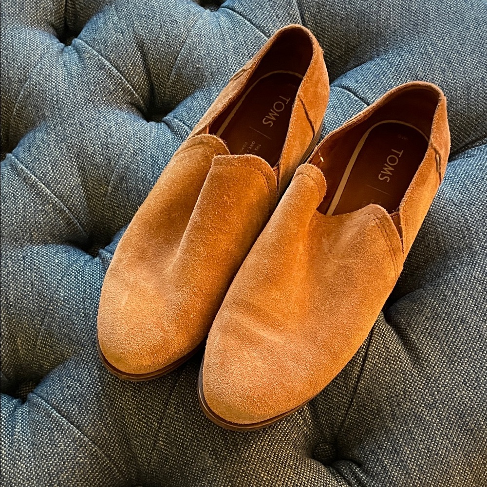 Tom’s size 8 suede women’s loafers.